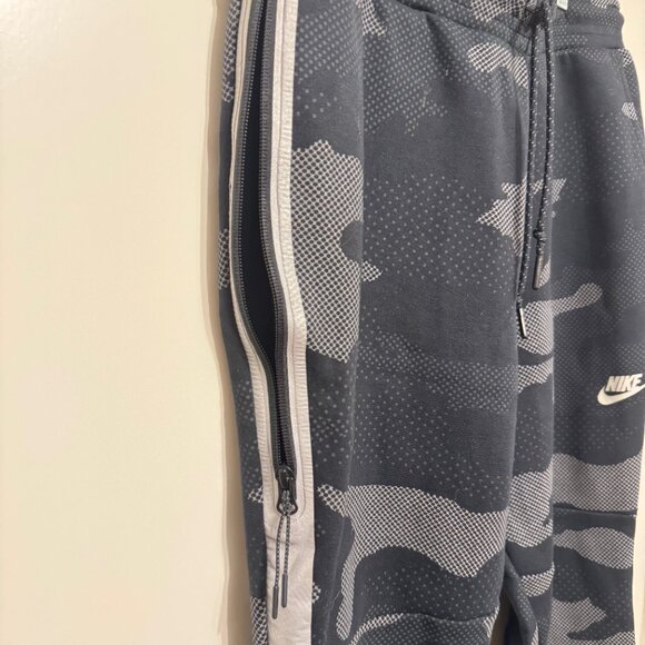 Nike Joggers - Picture 3 of 4